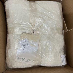NWT Barefoot Dreams CozyChic 45” X 60” Throw Blanket